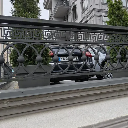 біля парку з бюветом мінеральної води Апартаменты *