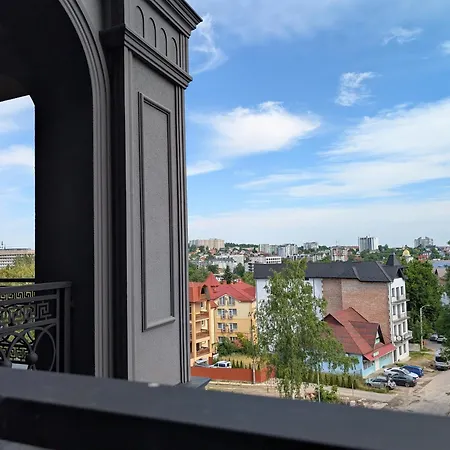 біля парку з бюветом мінеральної води *