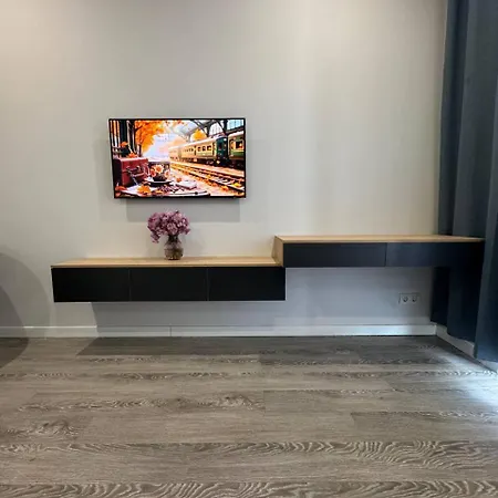 біля парку з бюветом мінеральної води Апартаменты