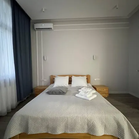 біля парку з бюветом мінеральної води Апартаменты *